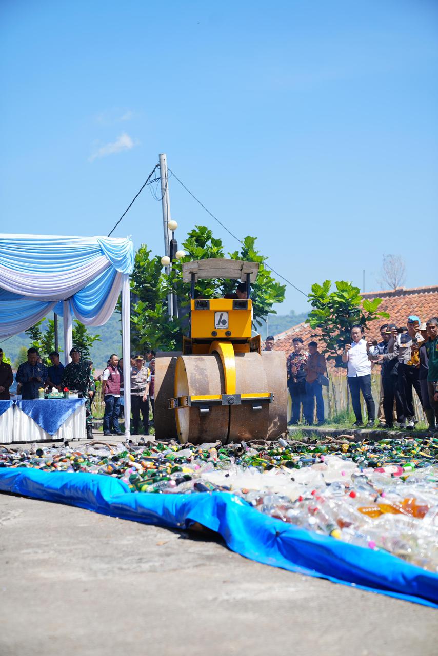 Polresta Bandung Musnahkan 14.999 Botol Miras Hasil Ops Pekat Lodaya 2026