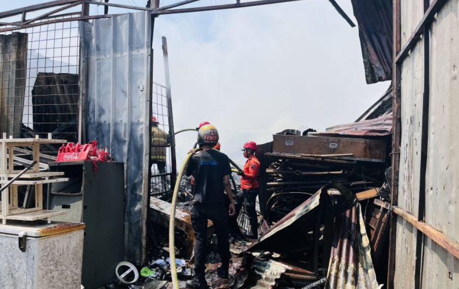 Tujuh Mobil Pemadam Kebakaran Dikerahkan untuk Menangani Kebakaran Toko dan Rumah di Bogor