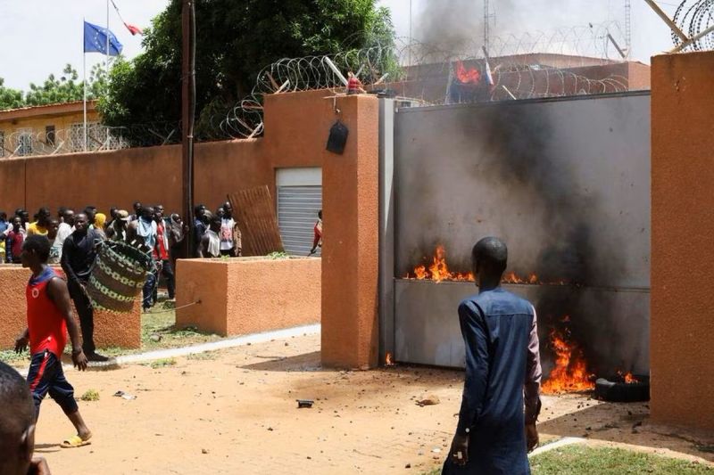 Junta Militer Niger Putuskan Aliran Listrik dan Pasokan Air ke Kedutaan Prancis