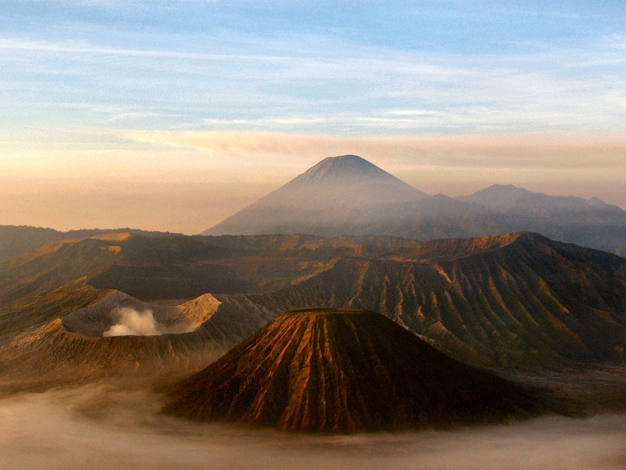 Indahnya Bromo, Surga Tersembunyi di Tengah Jawa Timur yang Wajib Kamu Kunjungi!