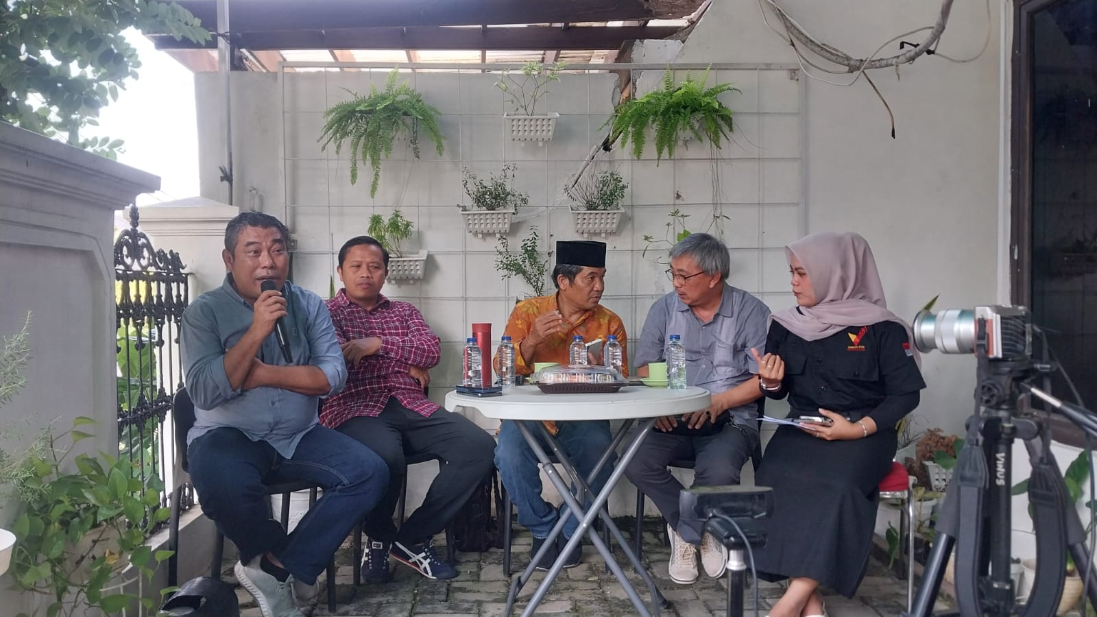 Pengamat: Masyarakat Mau Percaya Lembaga yang Mana?
