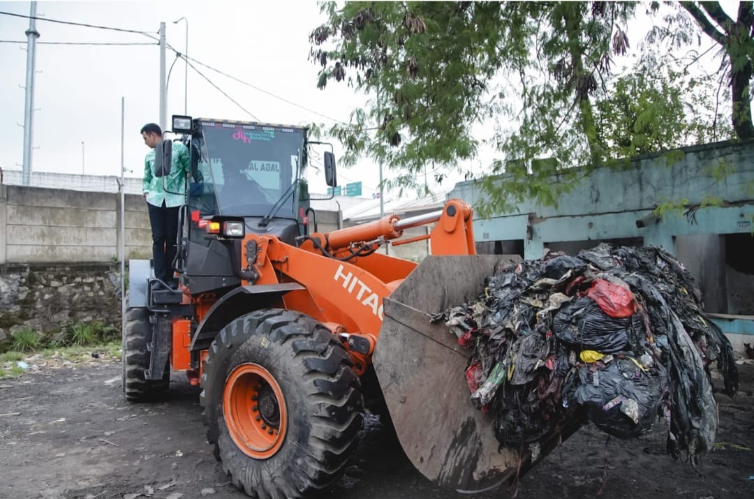 Wabup Bandung Ali Syakieb Naiki Bachoe Pimpin Opsih Gunungan Sampah di Pasar Cileunyi