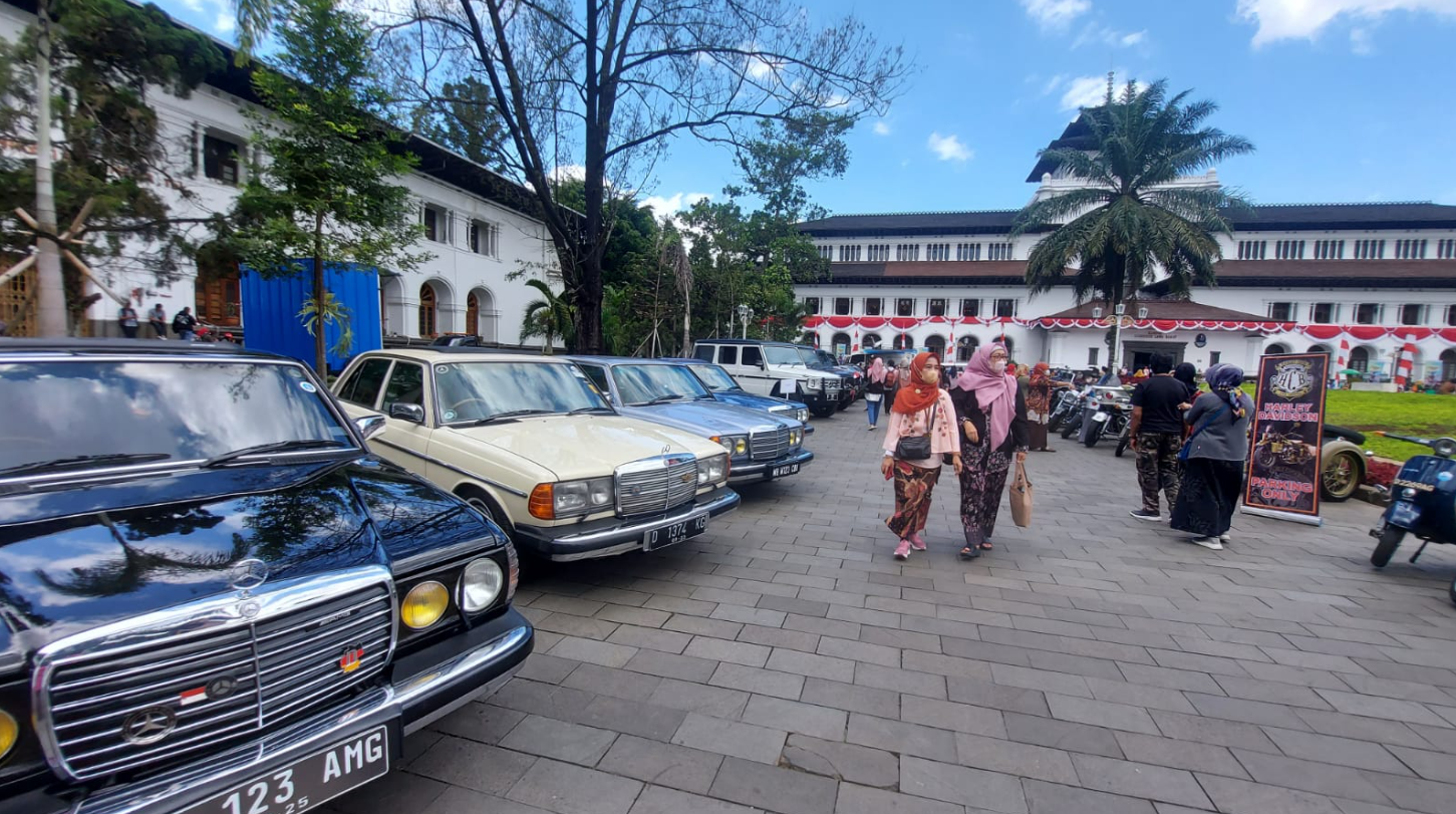 Pameran Mobil Antik Meriahkan Hari Jadi Jawa Barat ke-77 