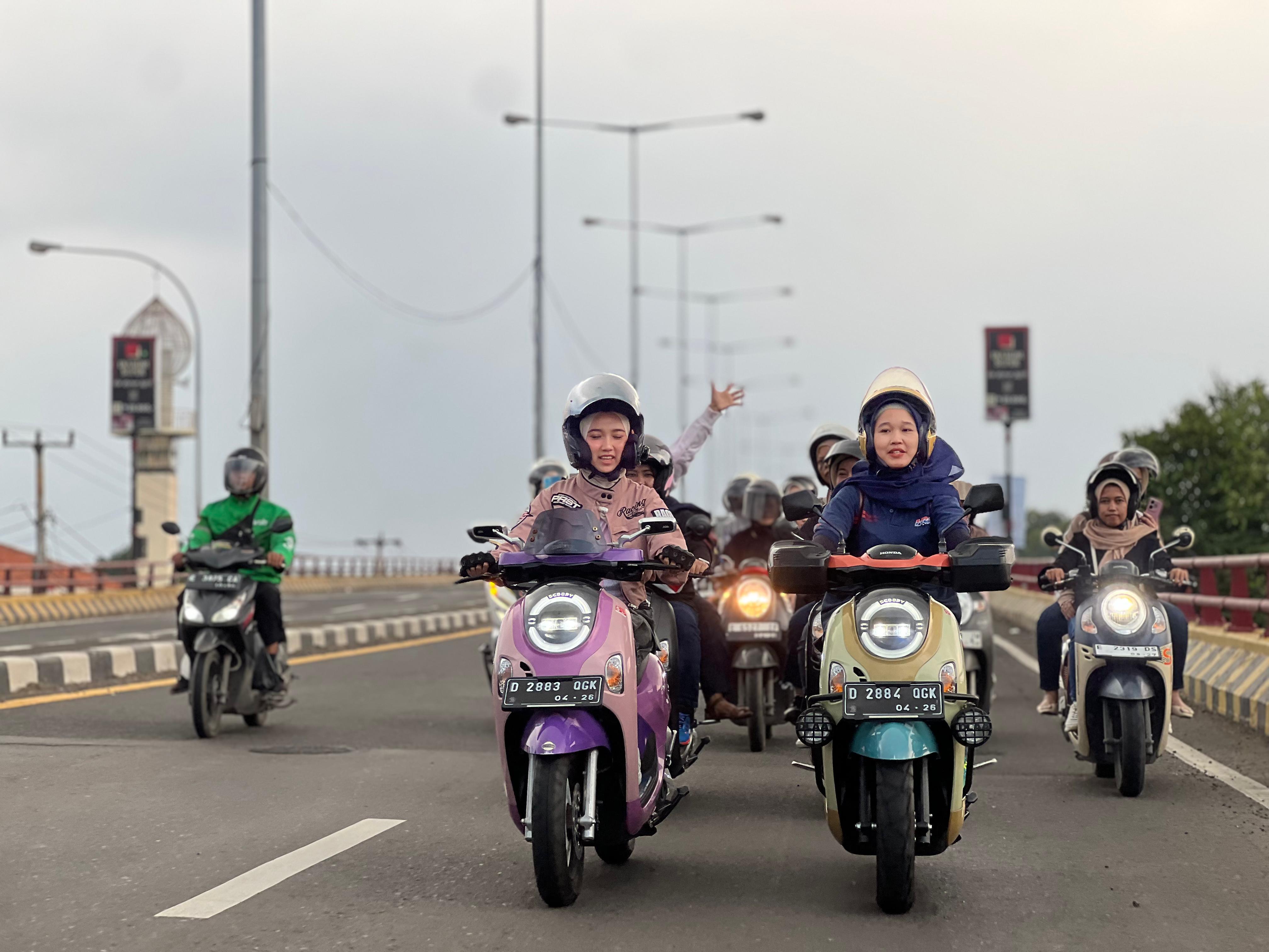 Hijabers Serenity Ride Satukan Pecinta Scoopy yang Stylish di Cirebon