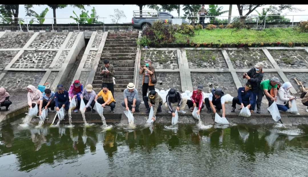 Sinergitas! DPRD dan Dispakan Kabupaten Bandung Tebar Benih Ikan 9000 Ekor, Ini Tujuannya 