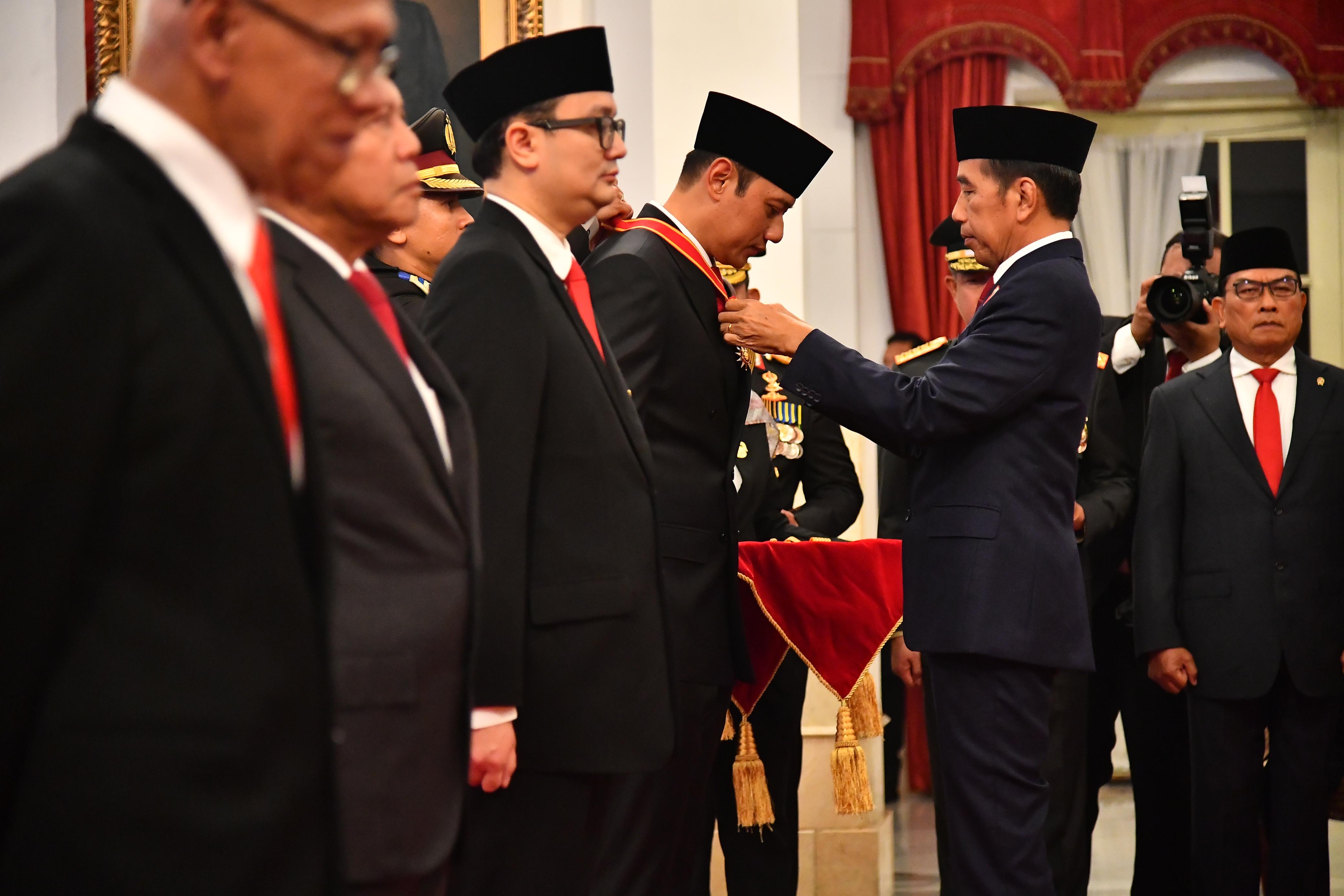 Menteri ATR/BPN Agus Harimurti Yudhoyono Dianugerahi Bintang Mahaputera Nararya oleh Presiden Jokowi