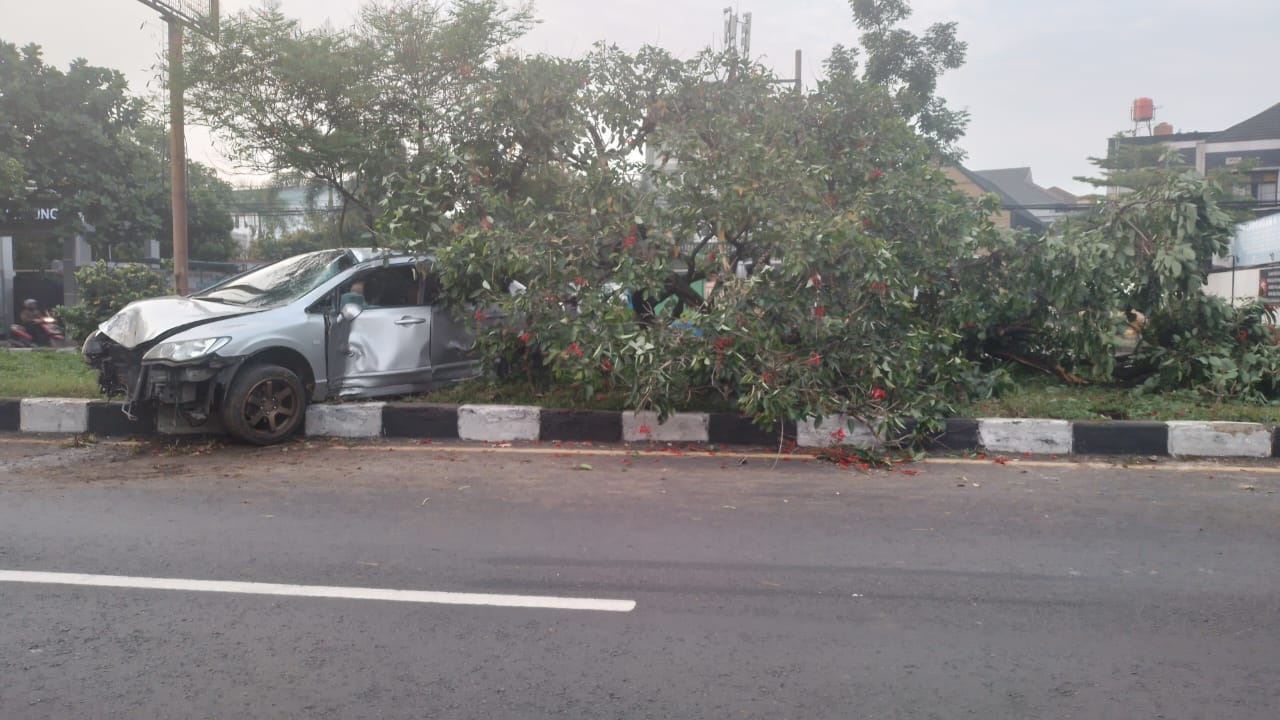 Hindari Penyebrang, Sedan Lompati Marka Jalan Soekarno Hatta Hingga Patahkan Pohon