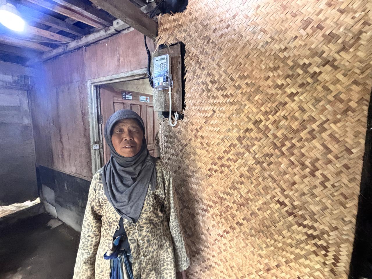 Dari Lampu Minyak ke Listrik Mandiri: Perubahan Hidup Sukinah Berkat Program BPBL