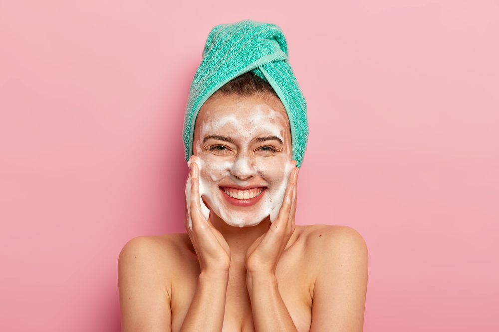 3 Facial Wash Terbaik yang Menjaga Kelembapan Kulit Tanpa Menyebabkan Kering