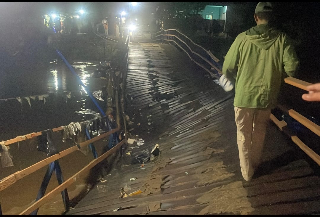 Jembatan Apung Bojongsoang-Baleendah Patah Saat Dilintasi Kendaraan: 9 Motor Terjebak