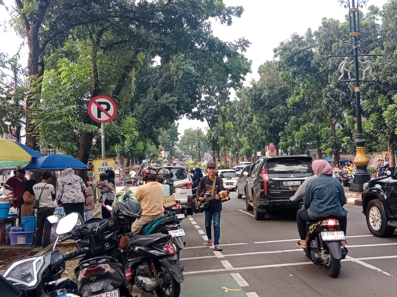 Warga Buru Takjil untuk Buka Puasa Hari Pertama, Padati Jalan Stadion Pakansari