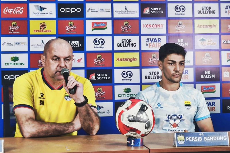 Bojan Hodak Sebut Laga Persib vs Persebaya Bak Duel Raksasa, Siap Tampil Sengit di GBT