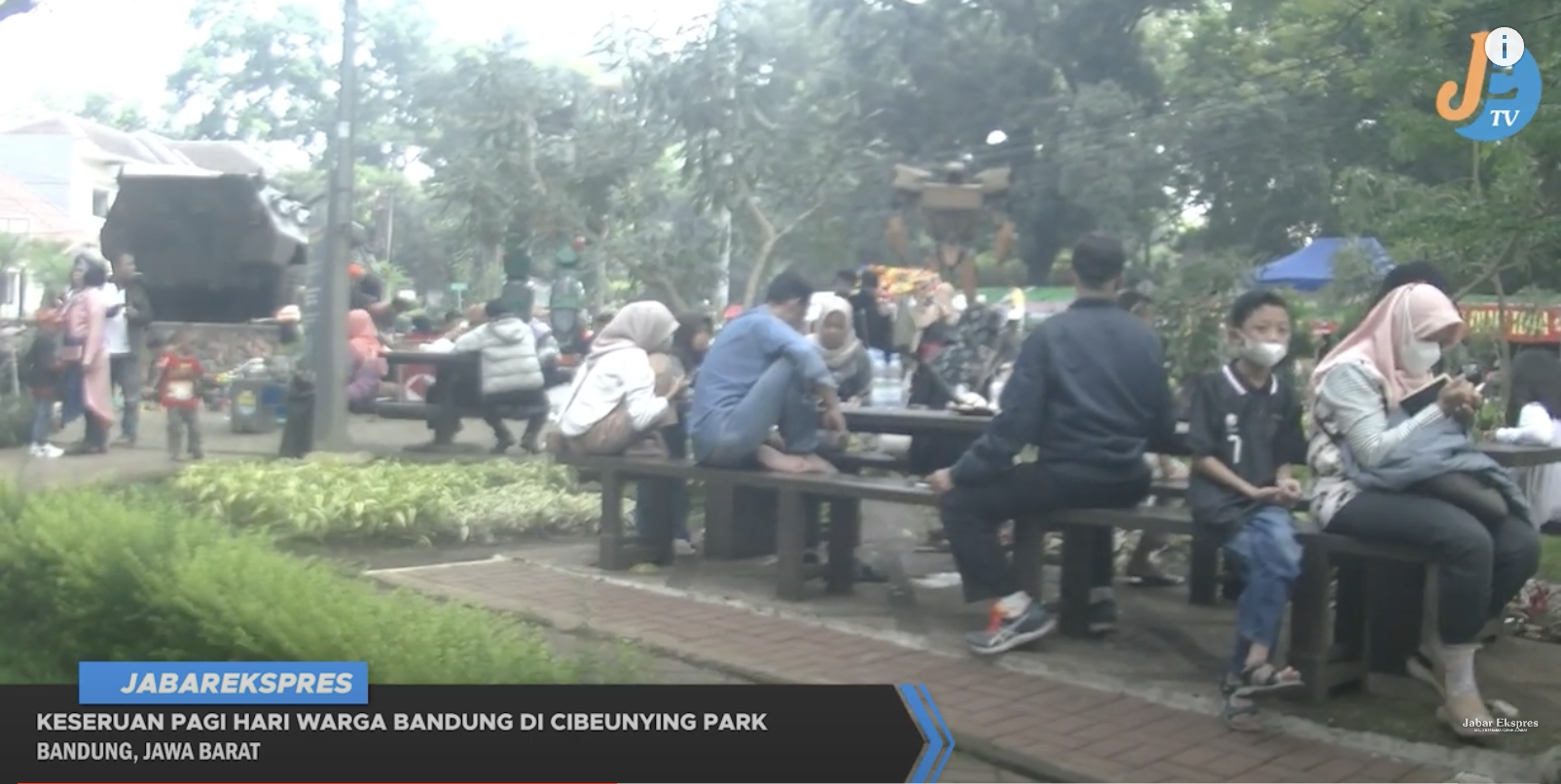 Keseruan Warga Bandung Menikmati Taman Cibeunying 