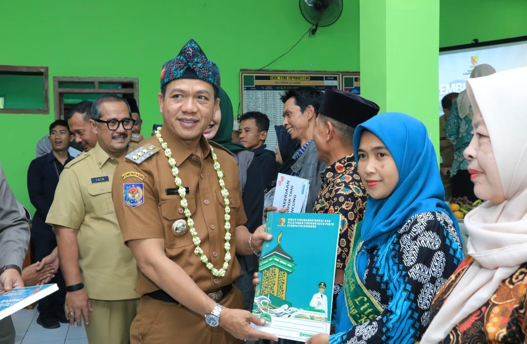 Nyaba ka Sakola, Bupati Bandung Bagikan Ribuan Ijazah Siswa yang Tertahan Sekolah Secara Gratis 