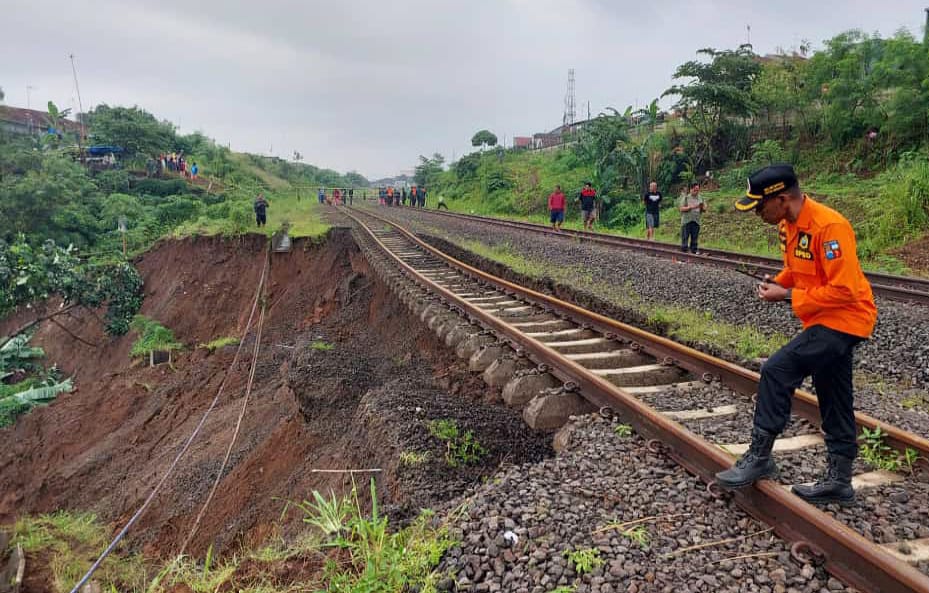 Operasional Kereta Api Bogor-Sukabumi Lumpuh Total