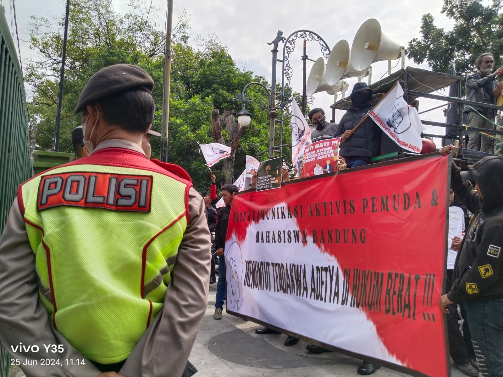 Massa Aktivis Pemuda dan Mahasiswa Bandung Datangi PN Bandung