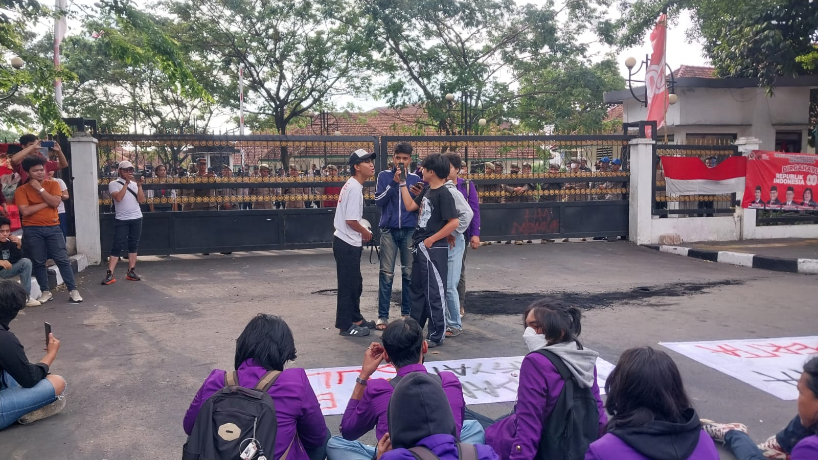 Remaja Ikut Orasi di Tengah Lautan Massa Aksi di Depan Gedung DPRD Kota Bogor