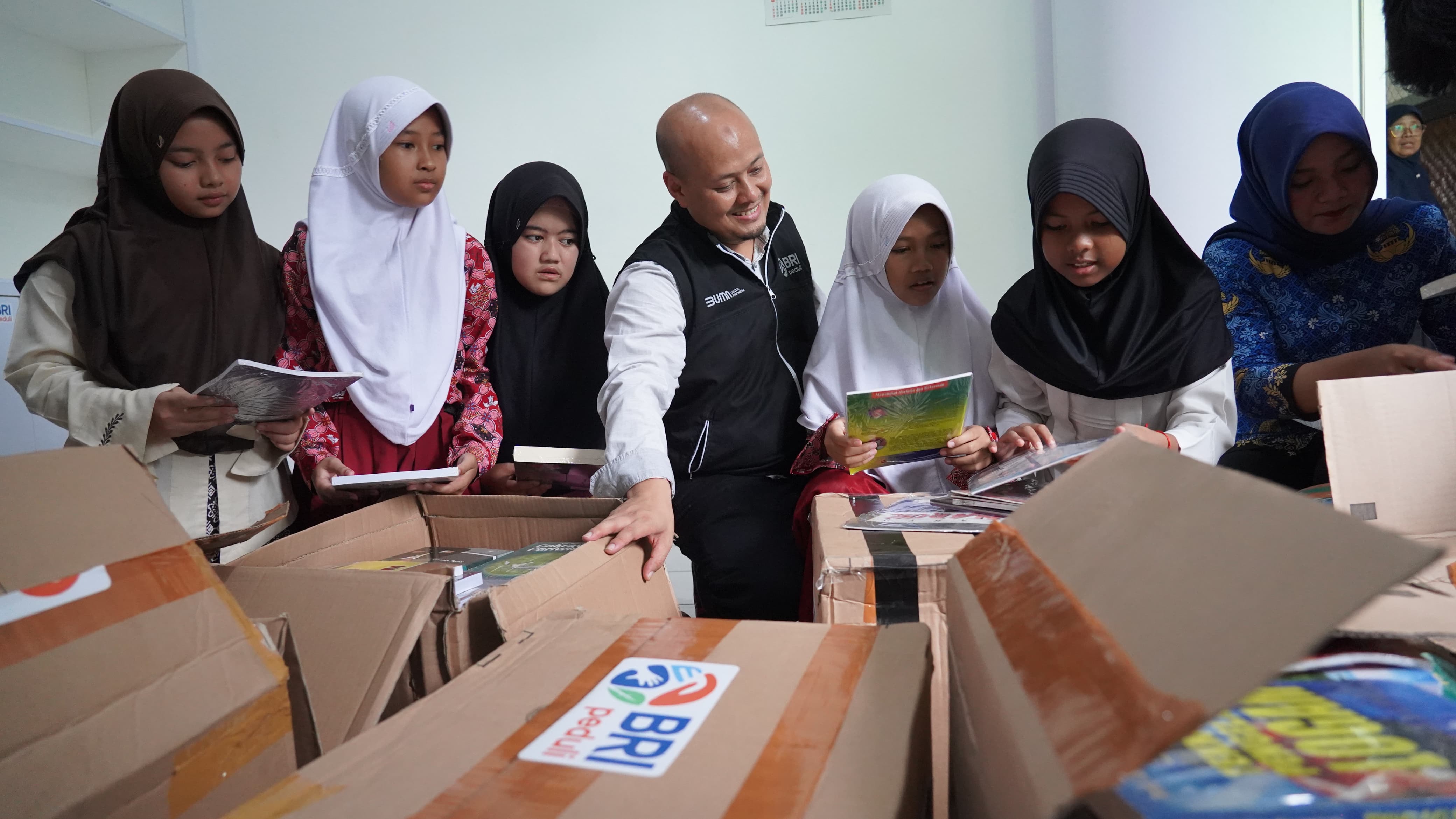 BRI RO Bandung Serahkan Bantuan Buku untuk SDN 1 Sagalaherang melalui Program TJSL 'Ini Sekolahku'