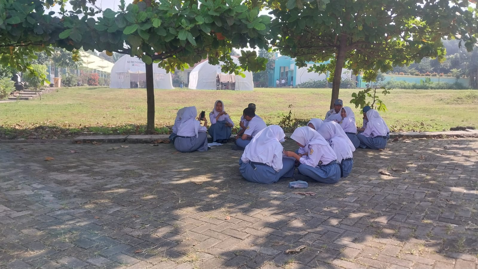 Usai Ambruk Atap Sekolah, Pelajar SMK Negeri 1 Cileungsi Lebih Pilih Belajar di Halaman Sekolah