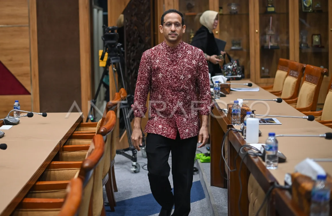 Nadiem Makarim Tak Wajibkan Lagi Mahasiswa Buat Skripsi di Akhir Studi