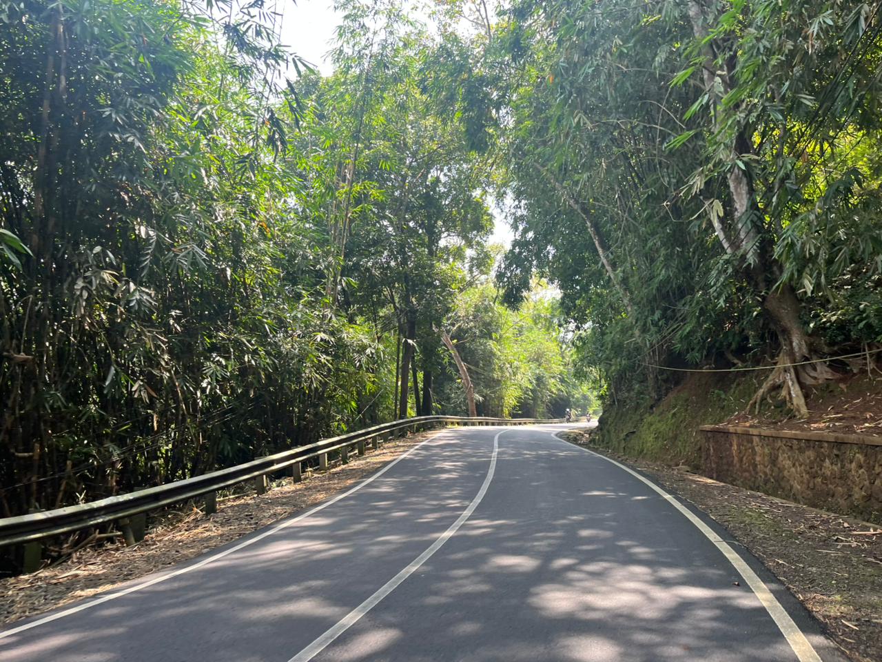 Jalur Wado–Sumedang di Situraja Gelap saat Malam, Warga Minta PJU Segera Diperbaiki