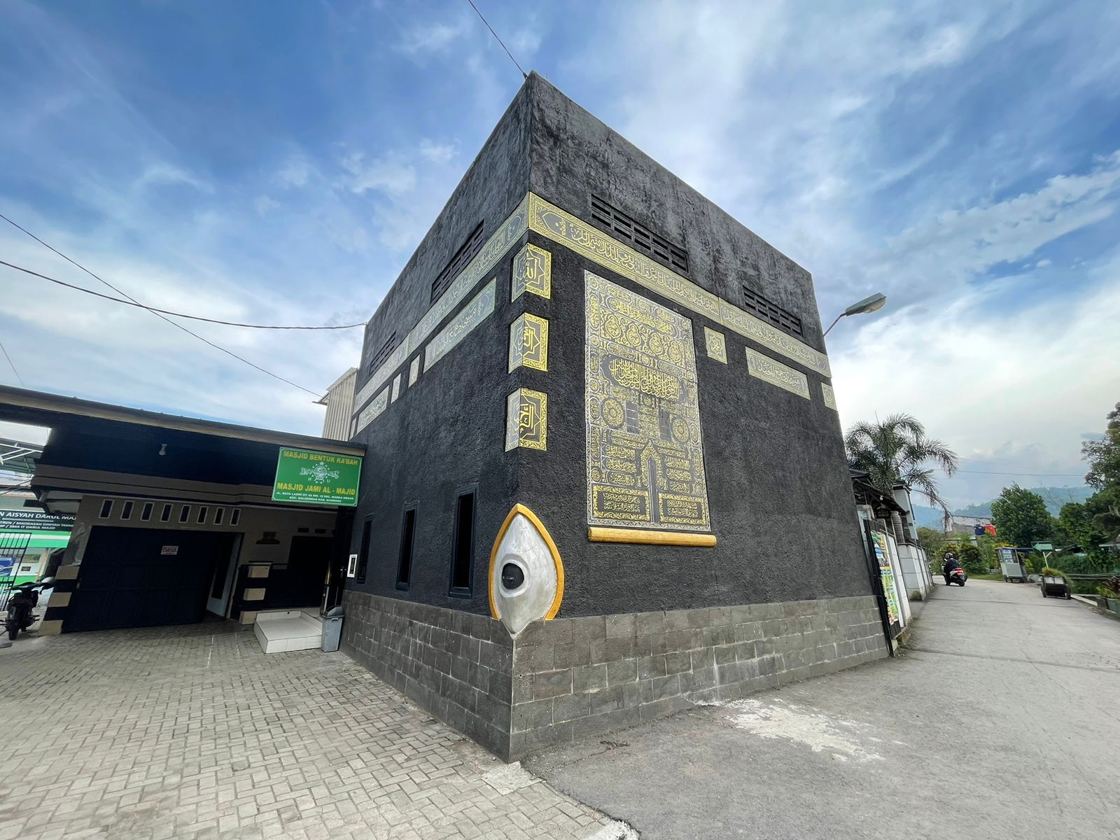 Menilik Masjid Unik Berbentuk Ka'bah di Baleendah