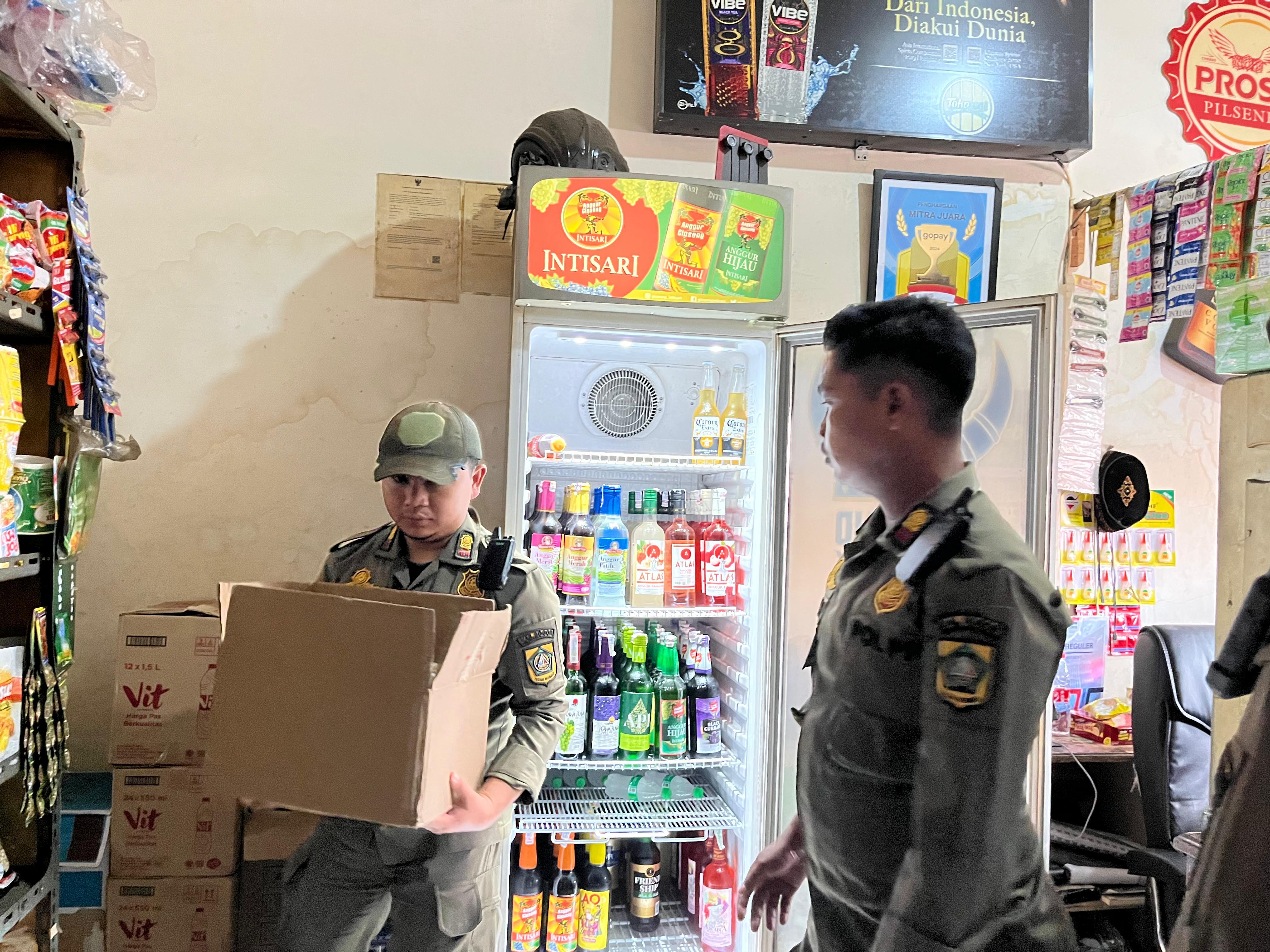 Satpol PP Kabupaten Bogor Amankan 804 Botol Miras