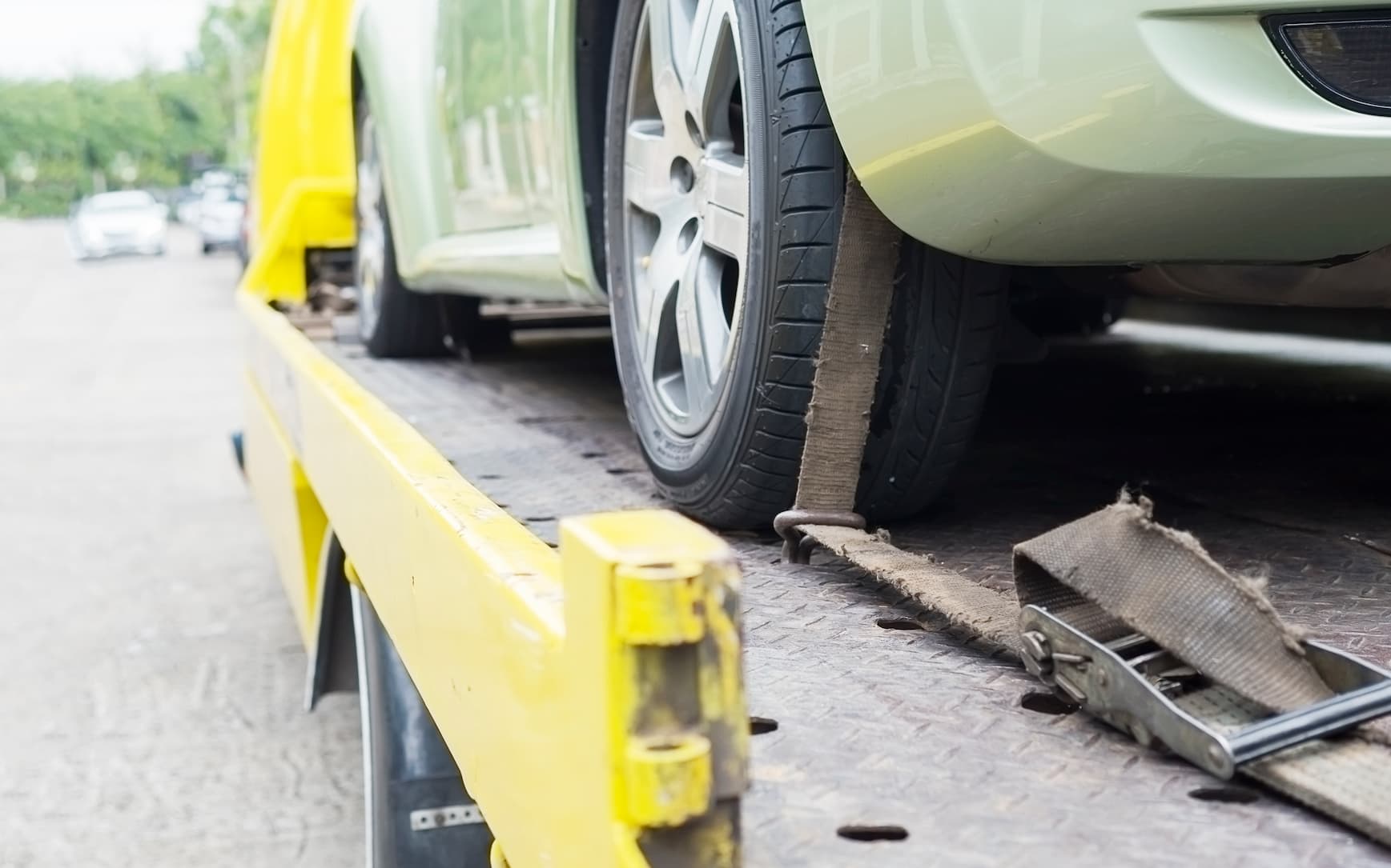Mobil Gangguan As Roda di Jalan Tol Tabrak Truk hingga 2 Pekerja Proyek
