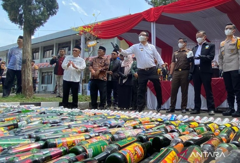 Polres Garut Lakukan Operasi Rutin, Musnahkan Ribuan Botol Miras dan Knalpot Bising