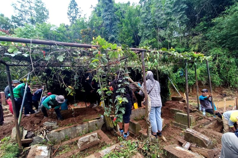 Pemkot Bandung Relokasi 20 Makam Terdampak Tanggul Jebol di TPU Cikutra