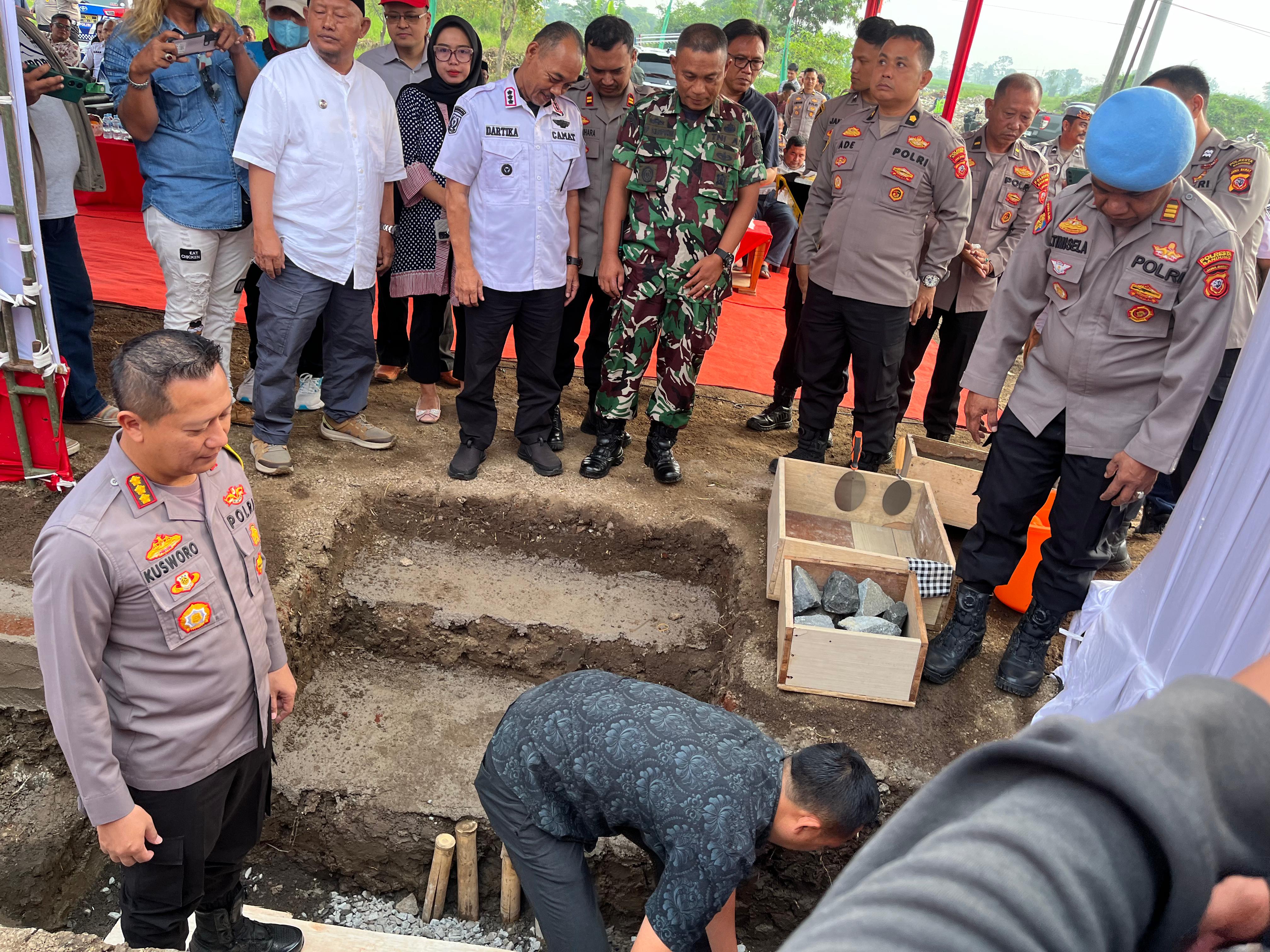 Kapolresta Bandung Pimpin Acara Peletakkan Batu Pertama Untuk Pembangunan Mapolsek Cangkuang