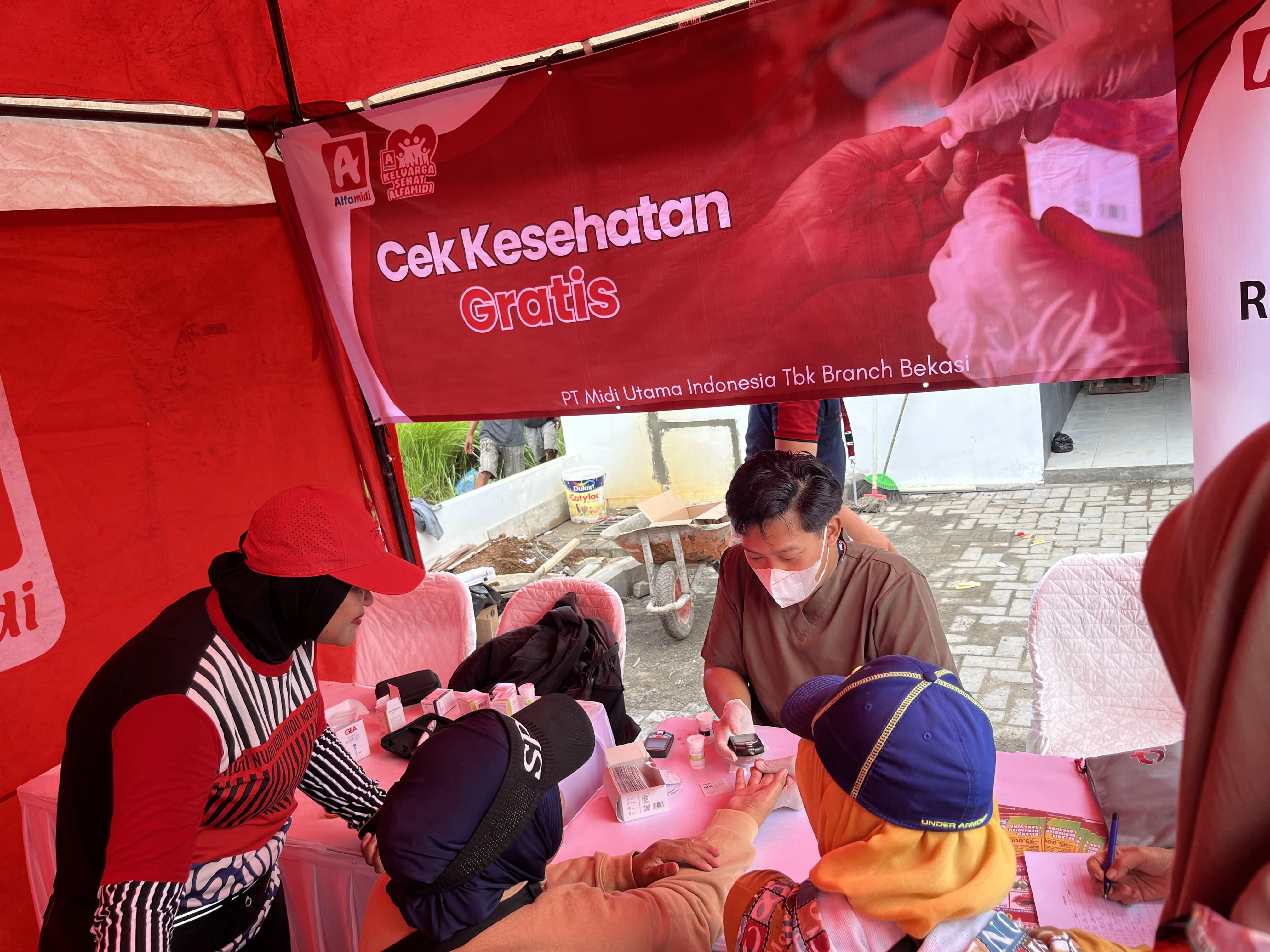 Ratusan Warga Ikuti Cek Kesehatan Gratis di Alfamidi Podomoro Super Bandung