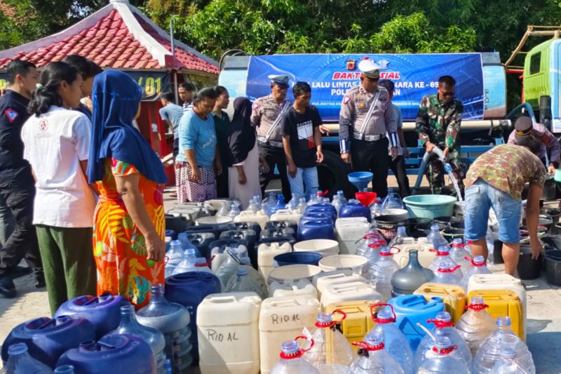 Polres Kuningan Salurkan 8.000 Liter Air Bersih untuk Warga yang Terdampak Krisis Air