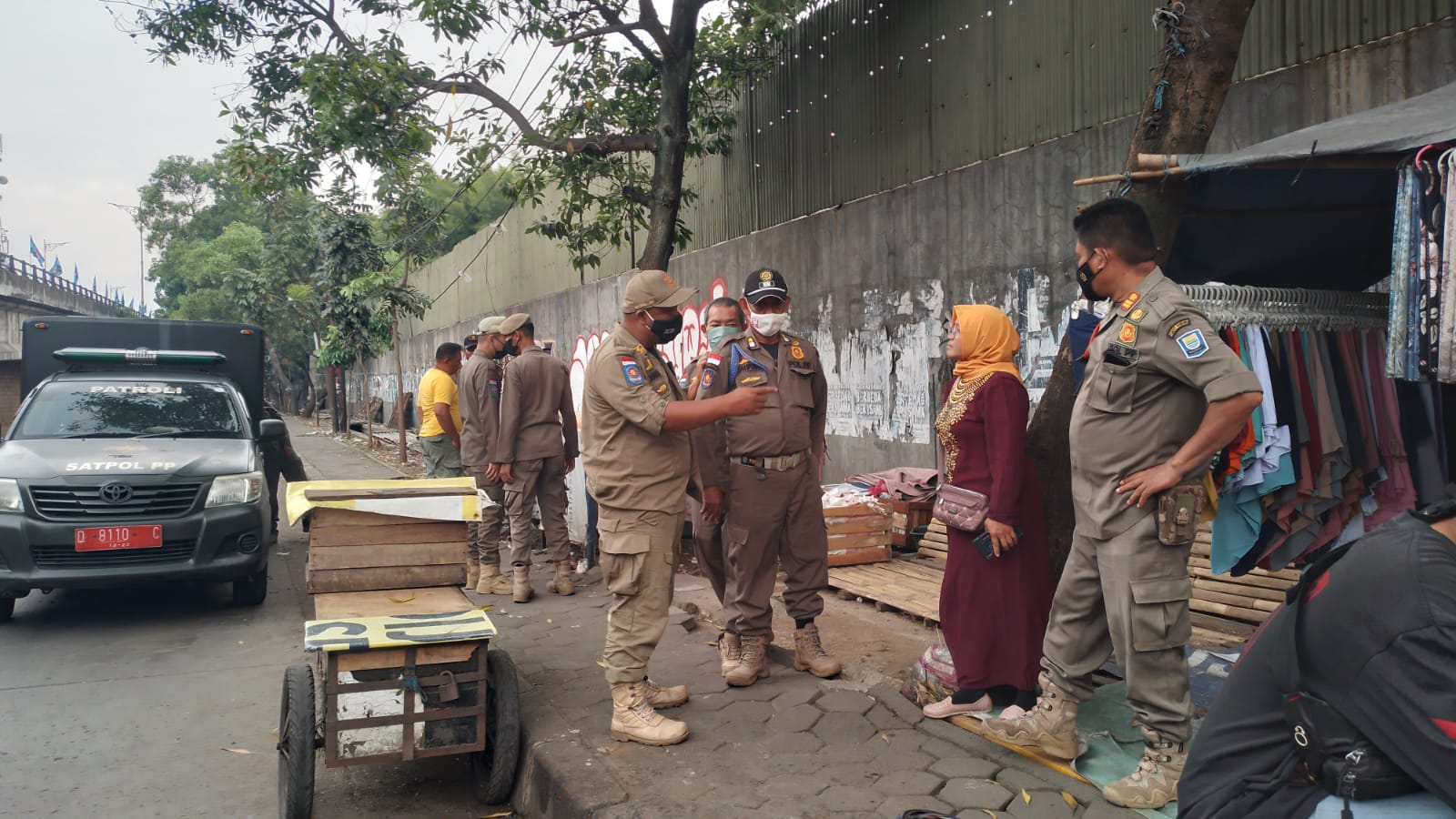 Masih Banyak PKL Tak Tertib Aturan, Satpol PP Kota Bandung Keliling Beri Imbauan