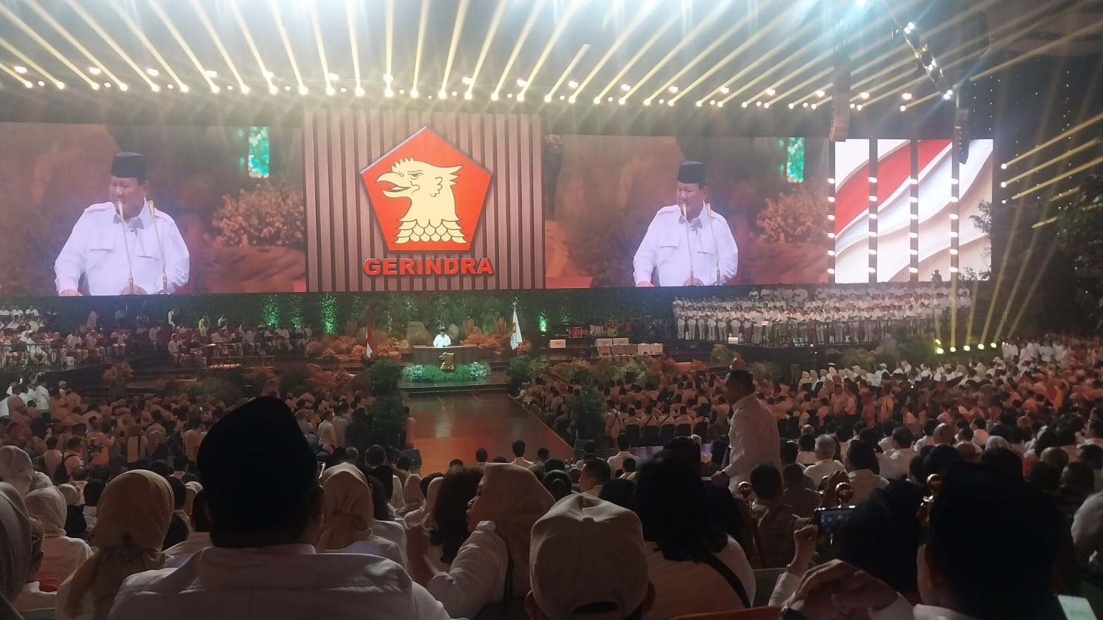 Prabowo Subianto Teriak 'Hidup Jokowi' di Hadapan Ribuan Kader Partai Gerindra