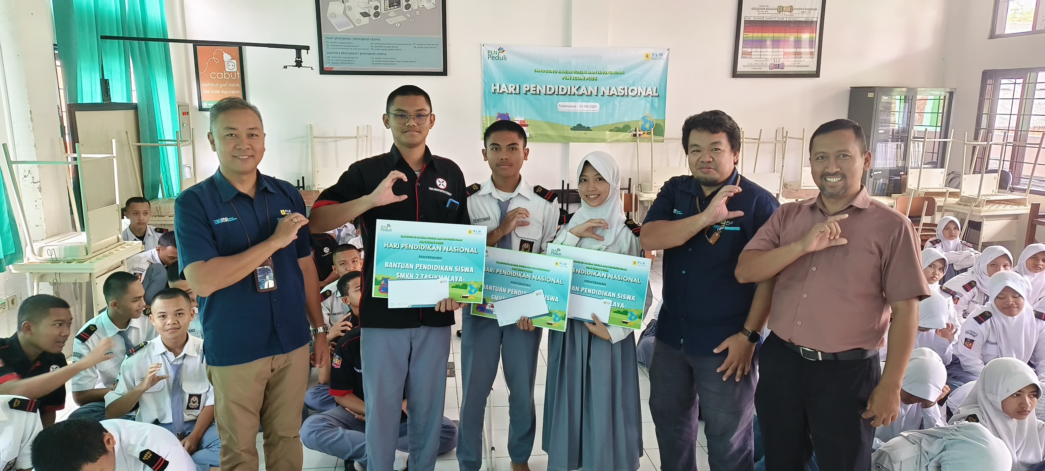 PLN Icon Plus Peringati Hari Pendidikan Nasional Dengan Edukasi Dan Bantuan Pendidikan Di Smkn 2 Tasikmalaya