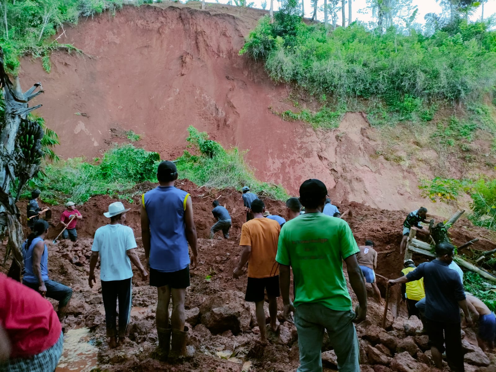 Longsor Terjang Desa Sindulang Sumedang, Satu Orang Diduga Tertimbun Tanah