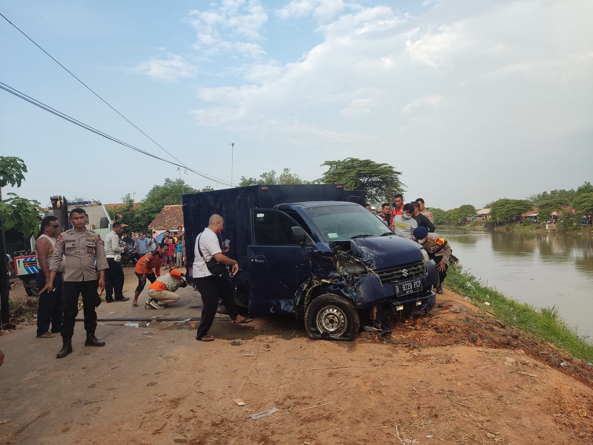 Mobil Berisi Penuh Uang Masuk ke Sungai, Upaya Evakusi Ditonton Warga yang Penasaran