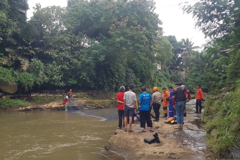 Tim SAR Gabungan Lanjutkan Pencarian Anak Hanyut di Sungai Ciliwung, Bogor