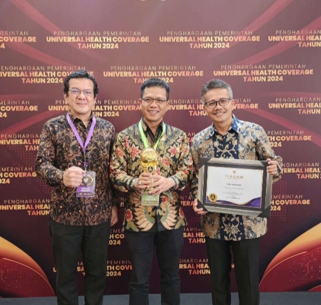 Cakupan JKN-KIS Lampaui Target Nasional, Bupati Bandung Terima UHC Award