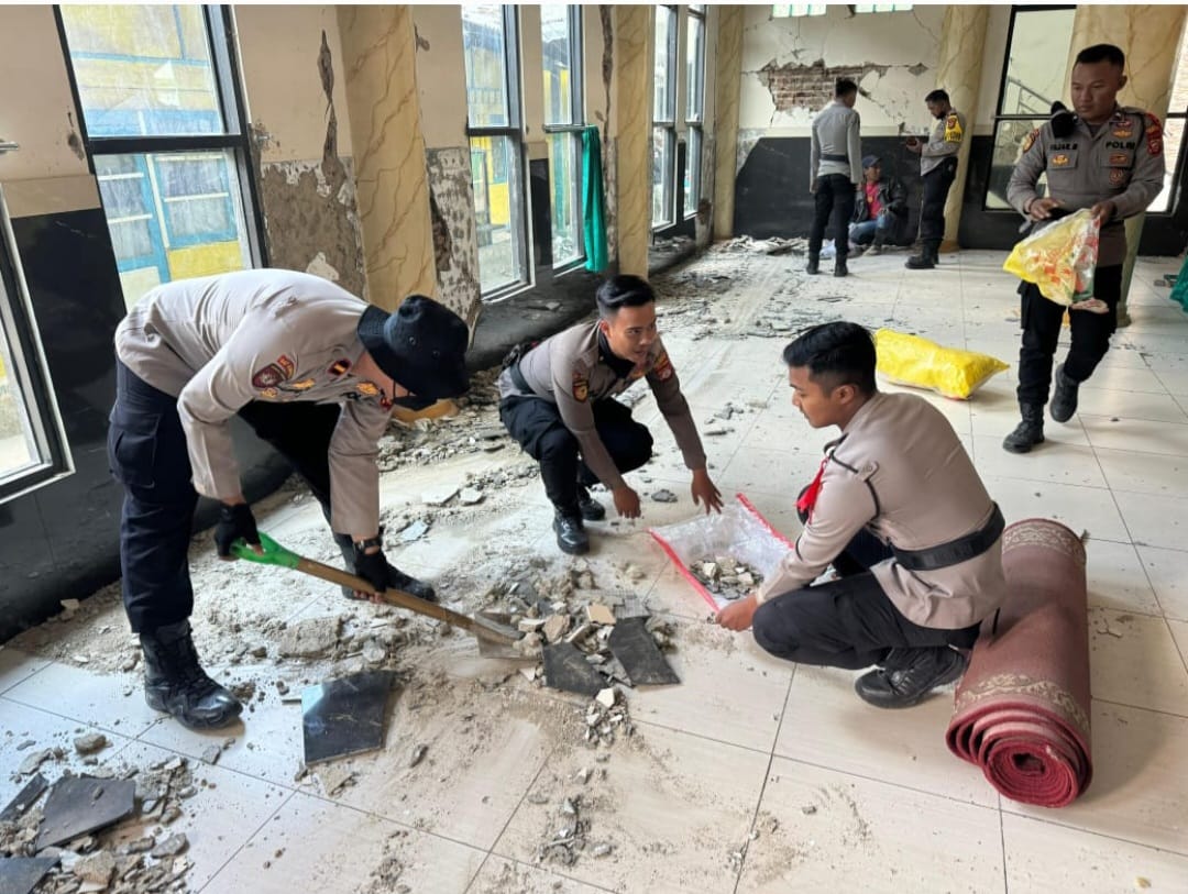 Bantu Warga Terdampak, Polresta Bandung Bersihkan Puing-Puing Pasca Gempa di Kertasari