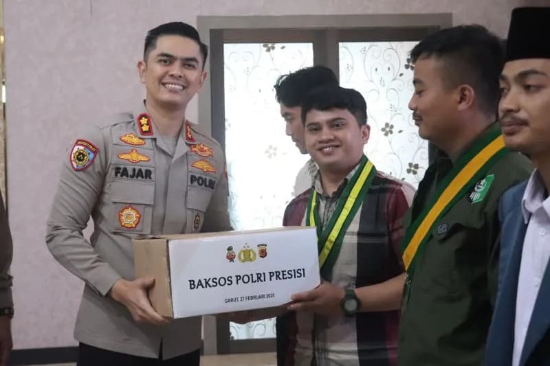 Mahasiswa dan Buruh Mendapatkan Paket Sembako dari Polres Garut