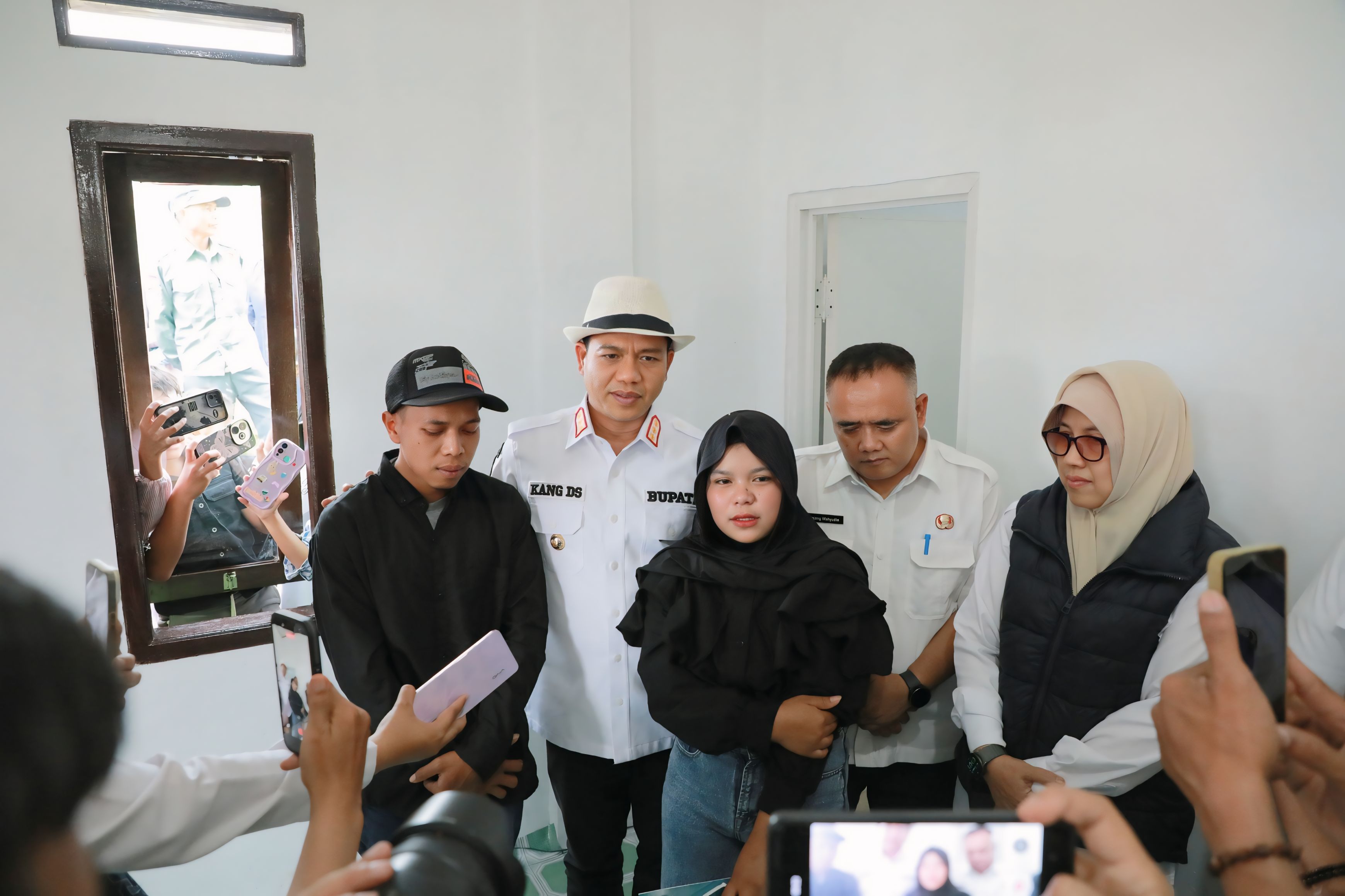 Bupati KDS Hadiahkan Rumah Baru untuk Keluarga Ato dan Desi