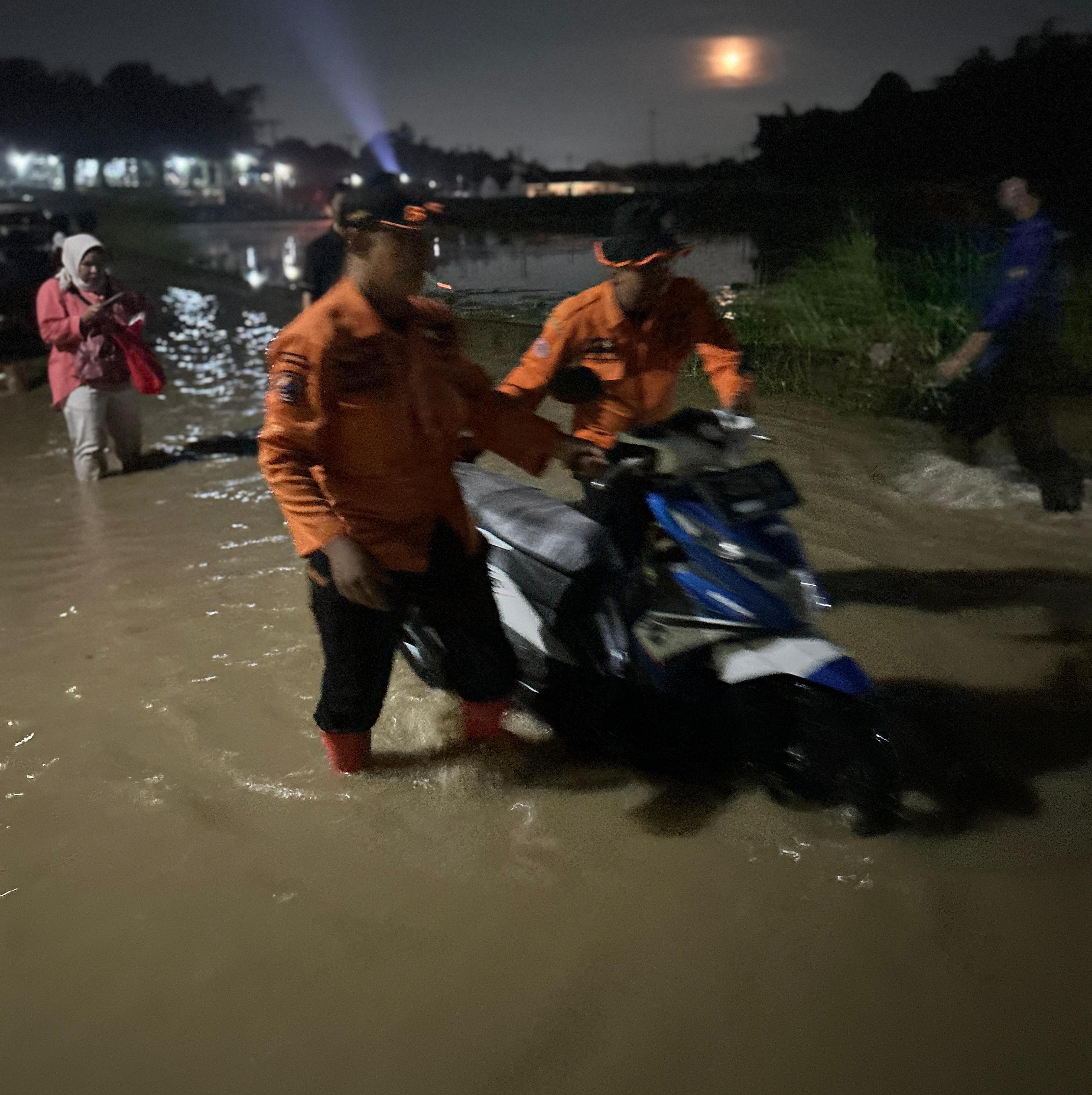 Kali Cikarang Meluap, Tanggul Sepanjang 30 Meter Jebol di Klapanunggal Bogor