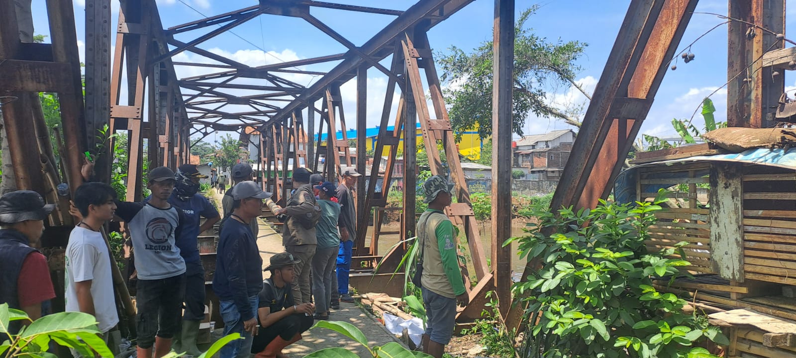 Setelah Sosialisasi, Bangunan Liar di Bantaran Citarum Dayeuhkolot Dibongkar