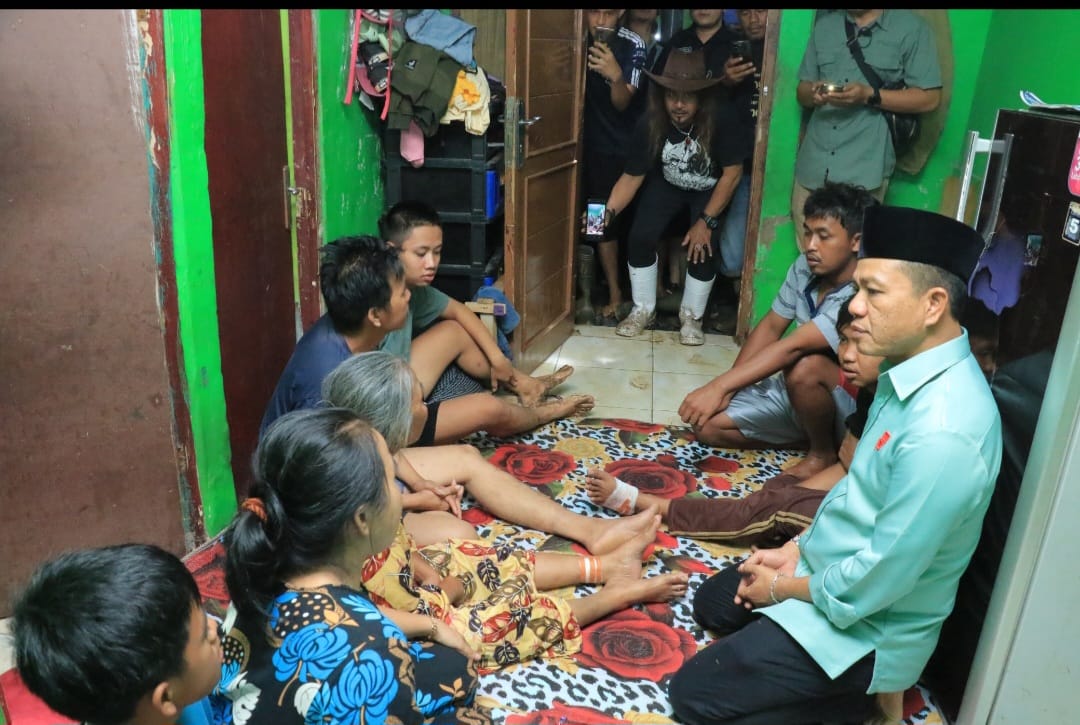 Tak Kenal Lelah, Tengah Malam Cabup Bandung Kang DS Tinjau Korban Banjir di Solokanjeruk dan Baleendah