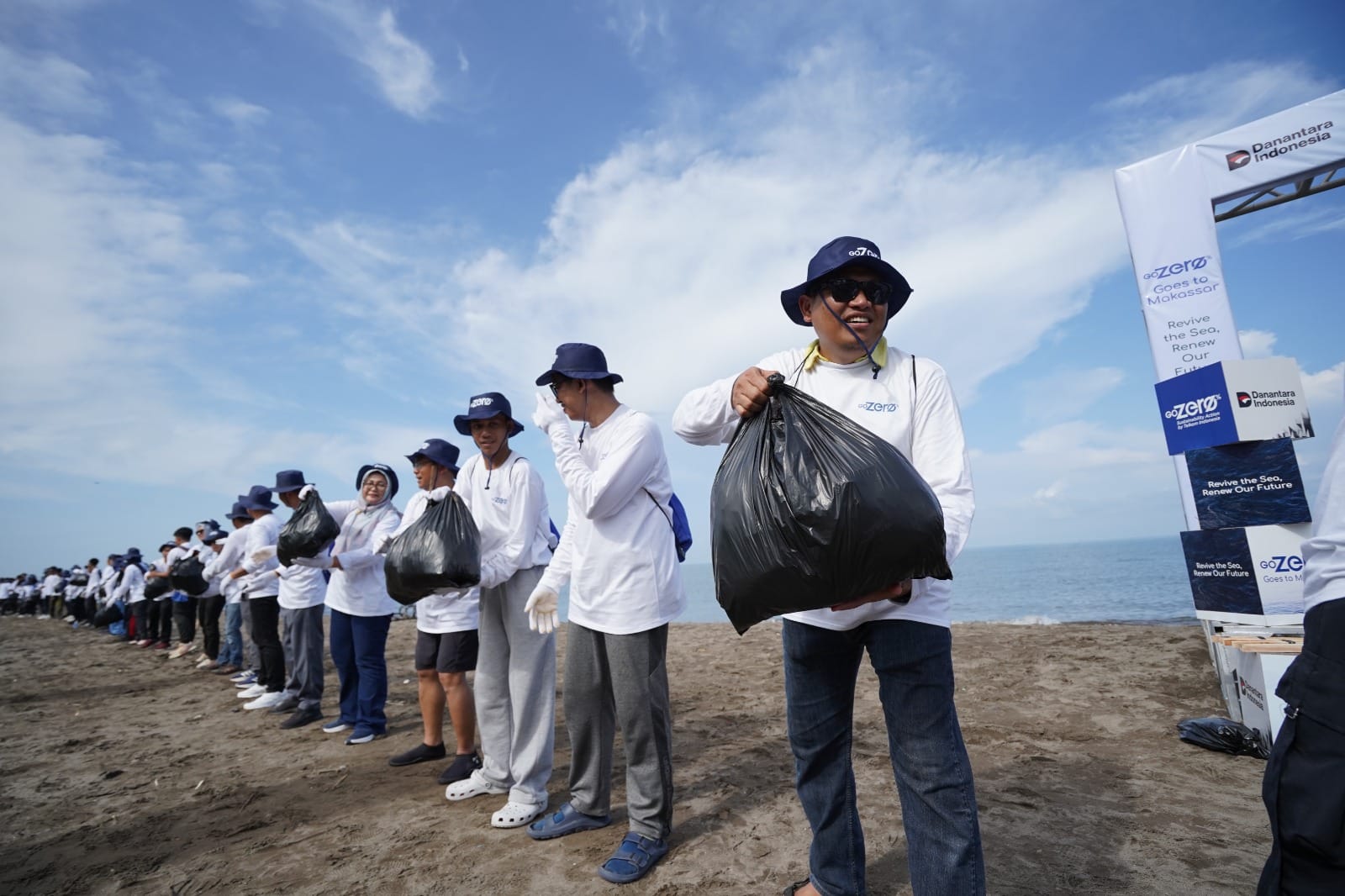 Telkom Kumpulkan 1,4 Ton Sampah dalam Kegiatan Aksi Bersih Pantai