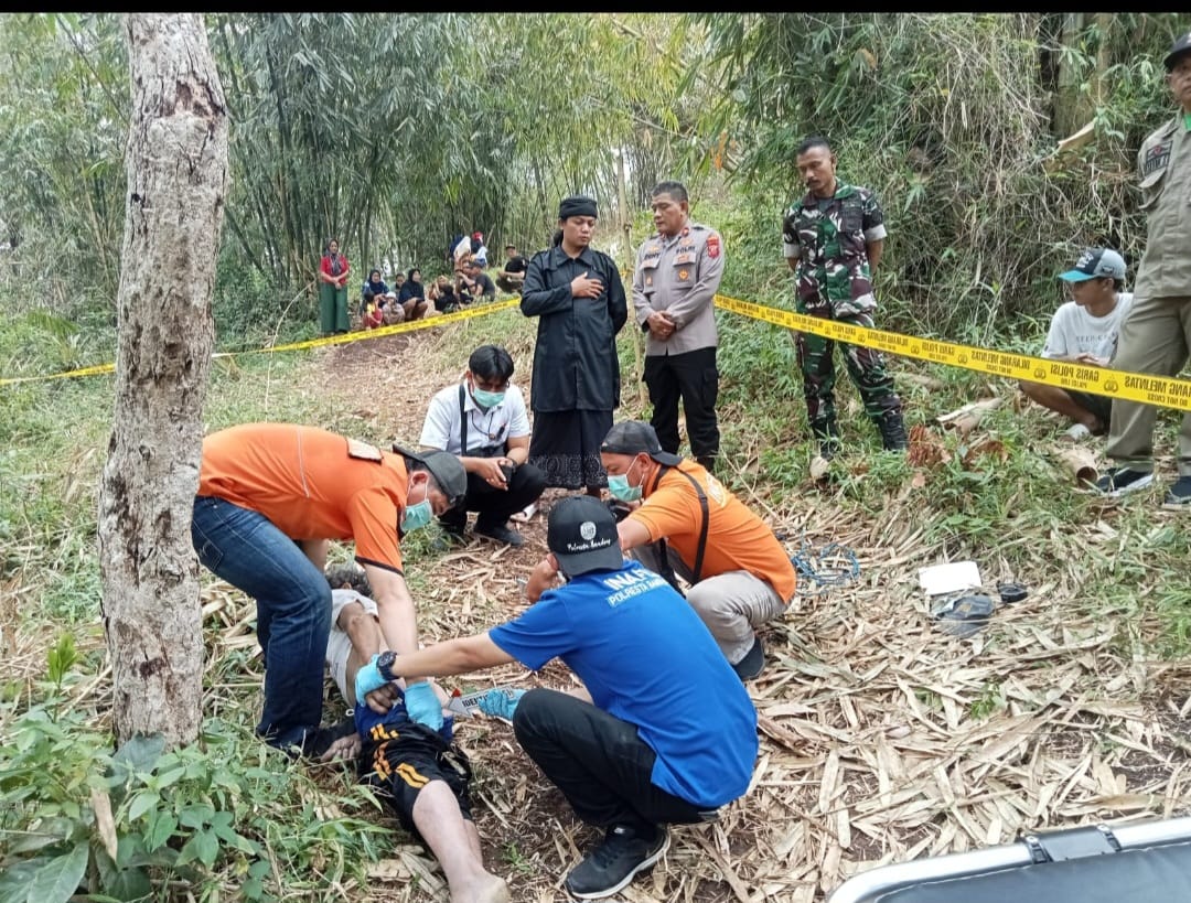 Gegerkan Warga, Pria Paruh Baya Ditemukan Tewas Gantung Diri di Ibun Bandung 