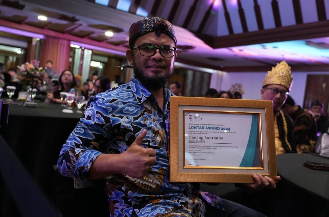 Terima Penghargaan Lontar Award dari SPP, Bupati Bandung: Media Adalah Sahabat   