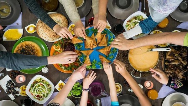 5 Manfaat Mengikuti Ajakan Bukber dengan Teman